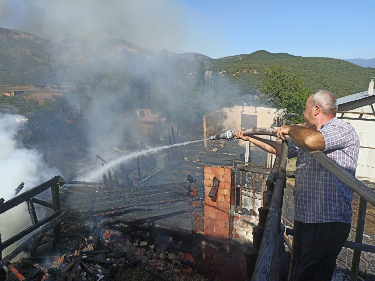 Sırt kısmında yanık oluşan Muzaffer Kaya, kahvaltı edecekleri sırada evin çatısının yandığını fark ettiklerini belirterek, "Çocuk yanımdaydı, korkup içeri kaçtı. Biz de 'söndürebilir miyiz' diye bakınıyorduk. Sonra içeri giremedim, alev çok hızlıydı. Çocuk içeride kaldı, ben de dışarıda kaldım. Gittim arka balkondan girdim çocuğumu kurtardım" dedi.
