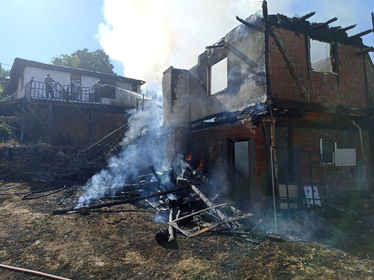 İhbar üzerine köye, itfaiye ve sağlık ekipleri sevk edildi. Muzaffer Kaya, gelen sağlık ekibinin ilk müdahalesinin ardından ambulansla hastaneye kaldırıldı.