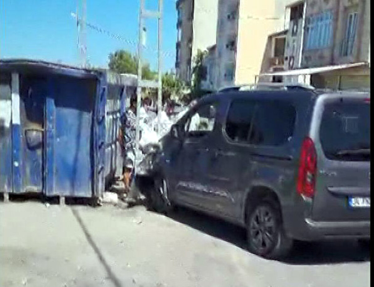 Yoldaki direğe çarpan bir sürücünün aracındaki hasara bakarak, "Bu direği buraya kim koydu?" diye söylendiği görüldü.