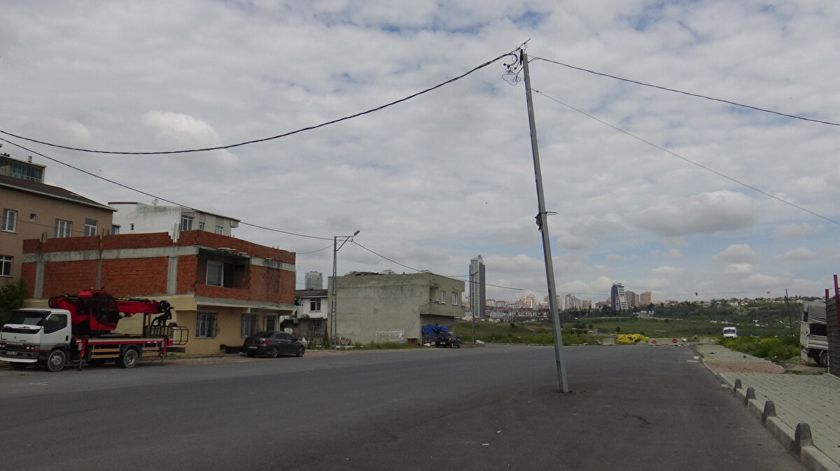 Bölgede işyeri bulunan bir esnaf ise yolu hiç bilmeyen bir sürücünün direğe çarpabileceğini, burada oturanların yoldaki direğe alıştığını söyledi.