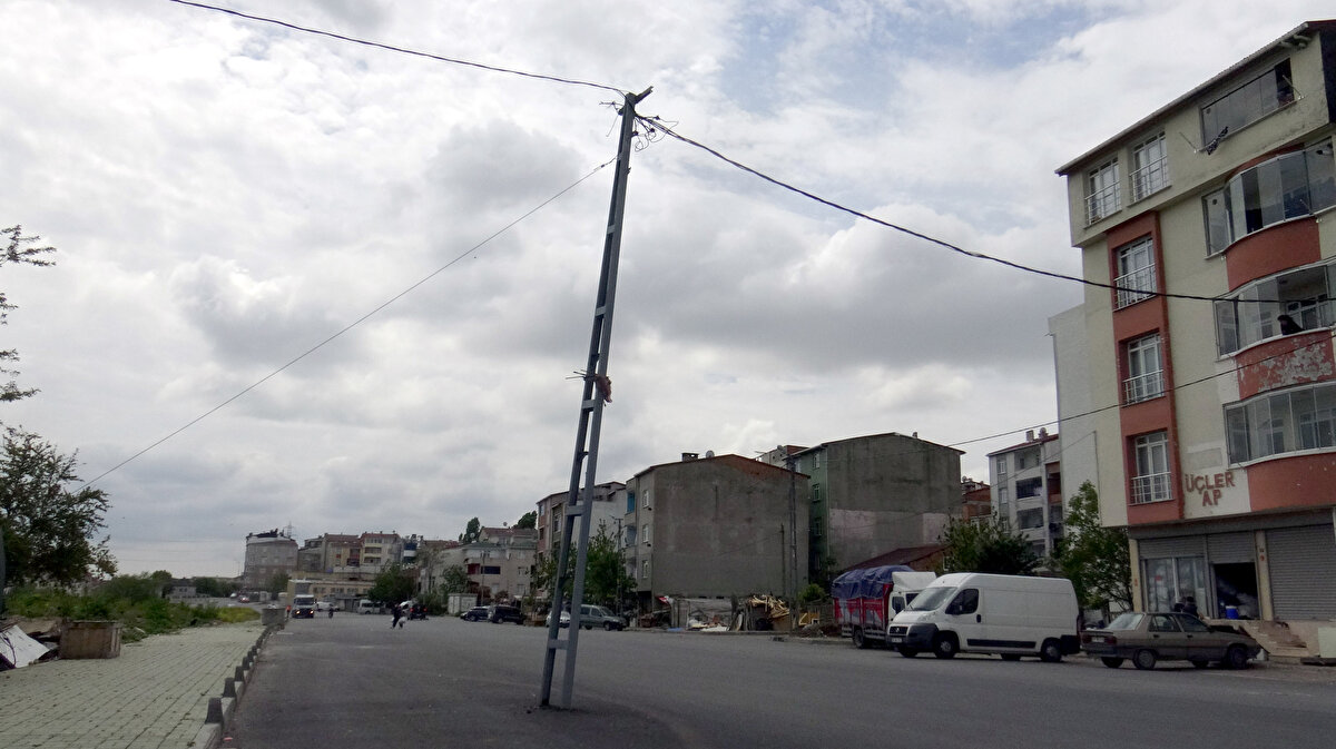 Böylece yol genişletilmiş olurken, elektrik kurumuna ait direk yerinde ancak, yolun ortasında kaldı. Geçen 1 yıllık süre içerisinde de direği yoldan alma çalışması yapılmadı.