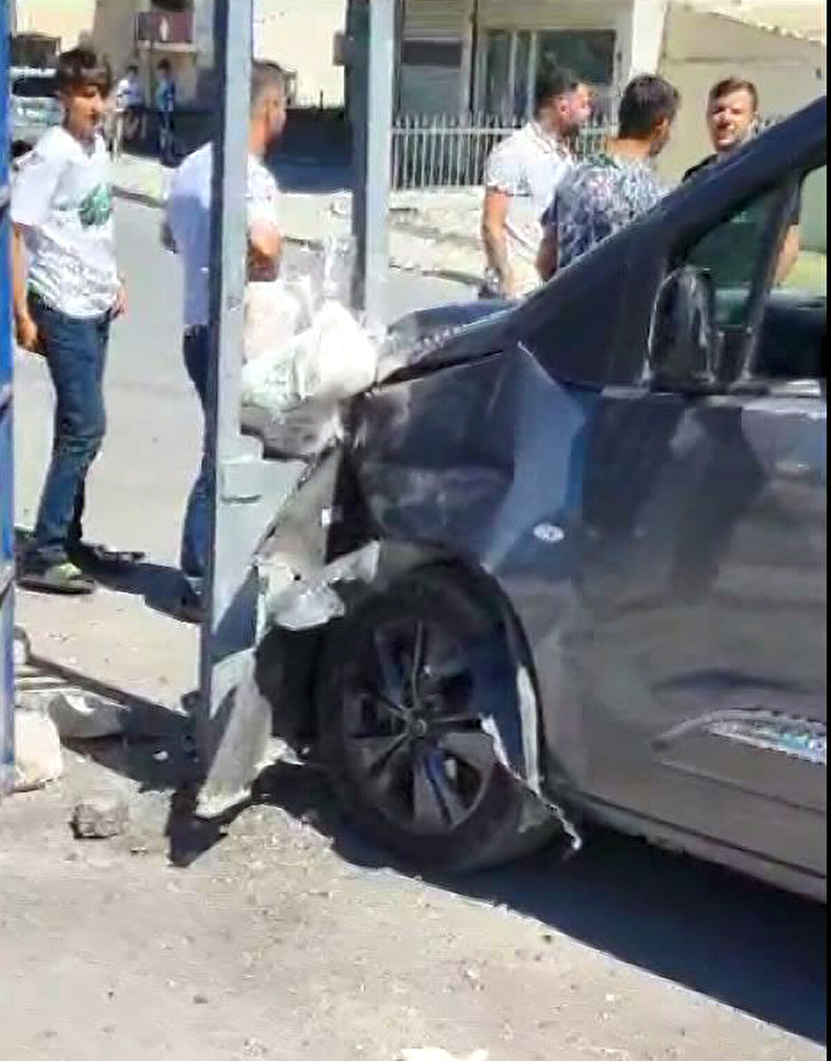 Yol ortasındaki direği görünce şaşıran bir başka sürücü Serkan Alaca, "Yol uçak pisti gibi. Gece biri hızlı geçse, ya adam direğin içinden geçer ya da direk adamın içinden geçer"dedi.