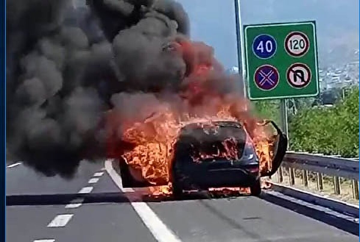  Otomobili emniyet şeridine çeken Şafak ile yanındaki 2 kadın yolcu araçtan inerken, alevler bir anda tüm otomobili sardı.
