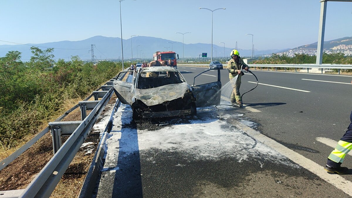 Tatilden dönen 3 kişilik ailenin içinde olduğu, Şenol Şafak (66) idaresindeki 34 HD 6738 plakalı otomobil, İstanbul yönüne giderken motor bölümünden dumanlar yükseldi.
