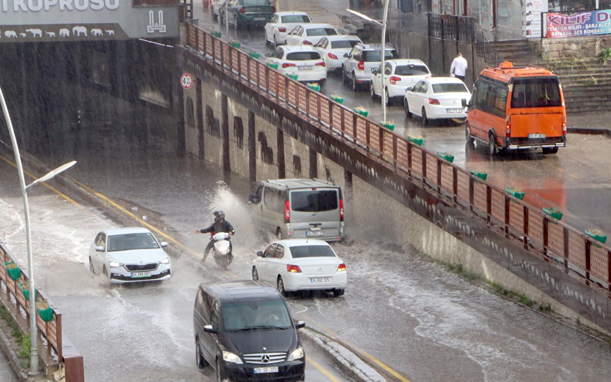 Horasan ilçesinde, şiddetli yağış bazı mahallelerde seli beraberinde getirdi, mahallelerdeki dereler taştı.<br><br>