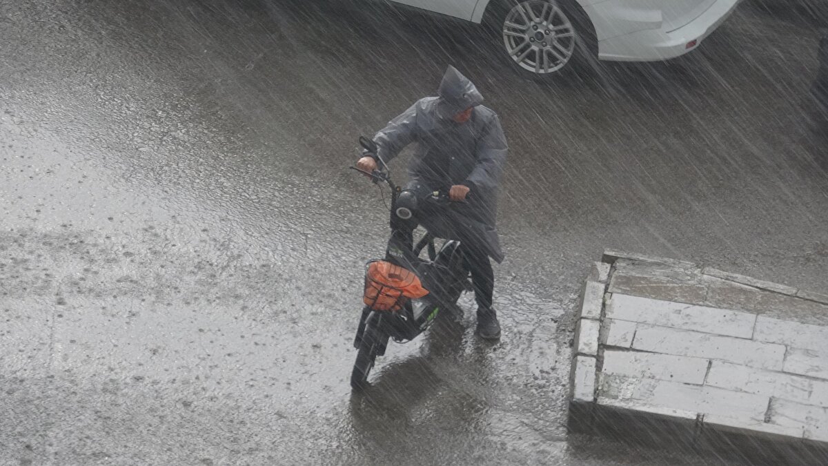 Ekipler, selin zarar verdiği mahallelerde temizlik çalışması başlattı.<br><br>