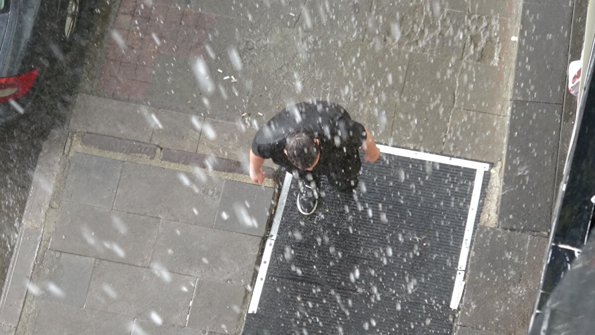 Bazı tarım arazileri, ev ve ahırları su bastı.<br><br>