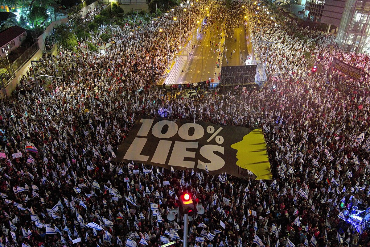 Kaplan Caddesi’nde her hafta bir ana sloganın yer aldığı dev pankart açan göstericiler, bu hafta, Netanyahu’nun siluetinin yer aldığı "%100 yalanlar" yazılı pankartı taşıdı.<br><br>