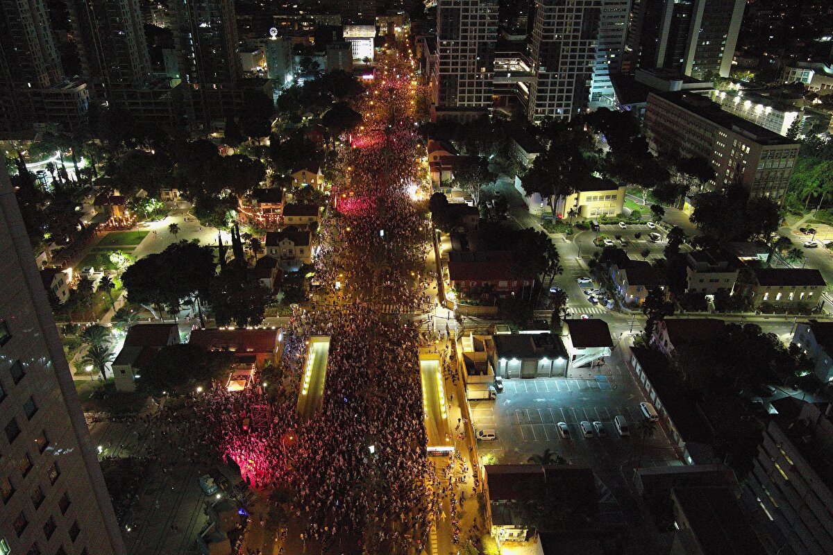 Netanyahu hükümeti, Yüksek Mahkemenin hükümet üzerindeki denetimini kaldıracak yasa tasarısını ülke çapında kitlesel protestolar ve yoğun kamuoyu tartışmalarına rağmen 24 Temmuz'da Meclis'te muhalefetin boykot ettiği oturumda kabul etmişti.<br><br>