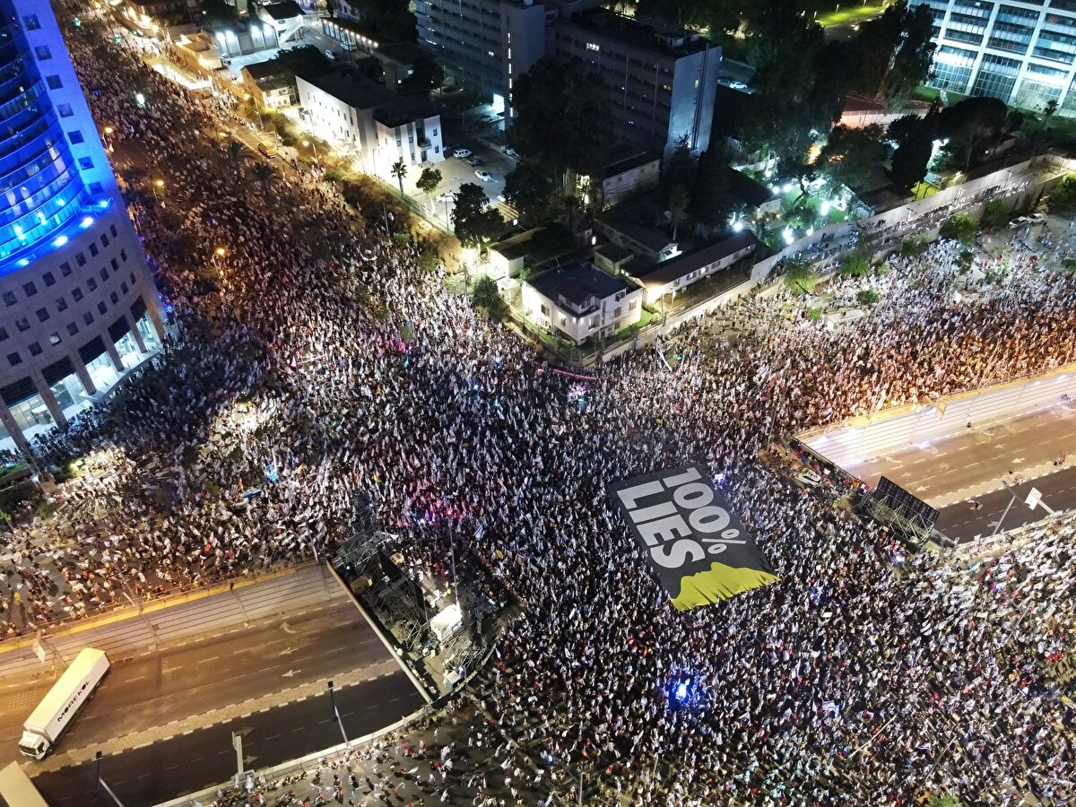 Protesto liderleri, Netanyahu'yu olası bir anayasal krize yol açarak hukukun üstünlüğünü yok etmeye çalışmakla suçladı.<br><br>
