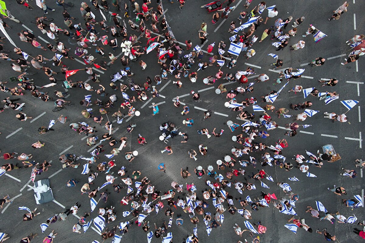 TEL AVİV’DEKİ SALDIRIYA RAĞMEN GÖSTERİLER DEVAM ETTİ<br>Öte yandan Tel Aviv’de gösteriler, dün akşam saatlerinde kentte meydana gelen silahlı saldırıya rağmen sürdü.