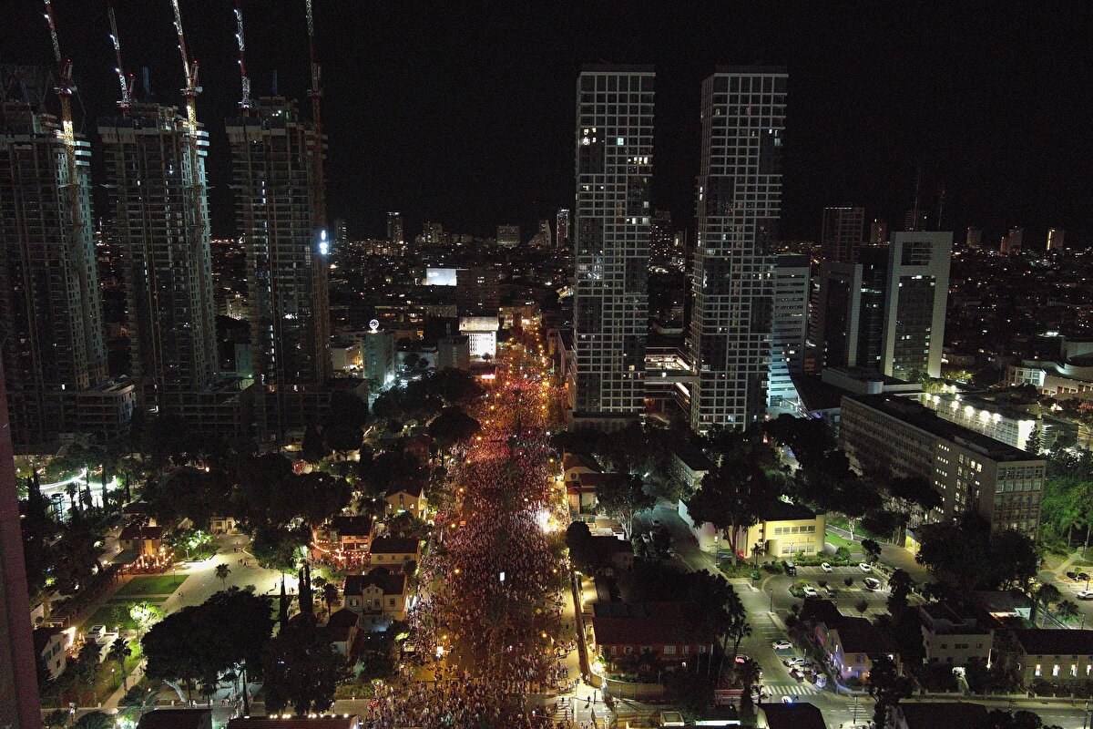 Hükümetin "yargı reformuna" karşı çıkan, aralarında savaş pilotları, denizaltı subayları ve diğer elit birliklerin yer aldığı binlerce İsrailli, gönüllü yedek askerlik görevini bırakma kararı almıştı.<br><br>