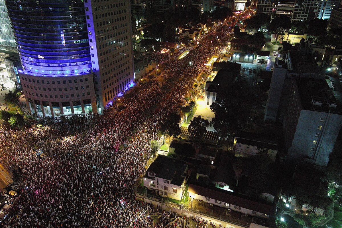 Her hafta olduğu gibi en yoğun katılımlı gösteriye ev sahipliği yapan Tel Aviv'de protestocular Kaplan Caddesi'ndeki Hükümet Kompleksi'nin önünde toplandı.<br><br>