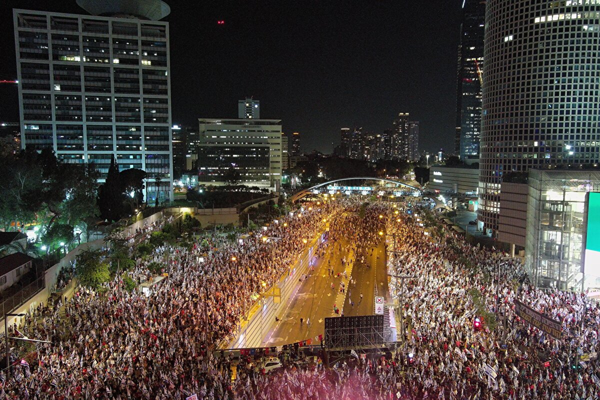 NETANYAHU’NUN KONUTUNUN ÖNÜNDE GÖSTERİ<br>Batı Kudüs’te de protestocular Başbakan Binyamin Netanyahu'nun Azza Caddesi'ndeki konutunun önünde toplandı.