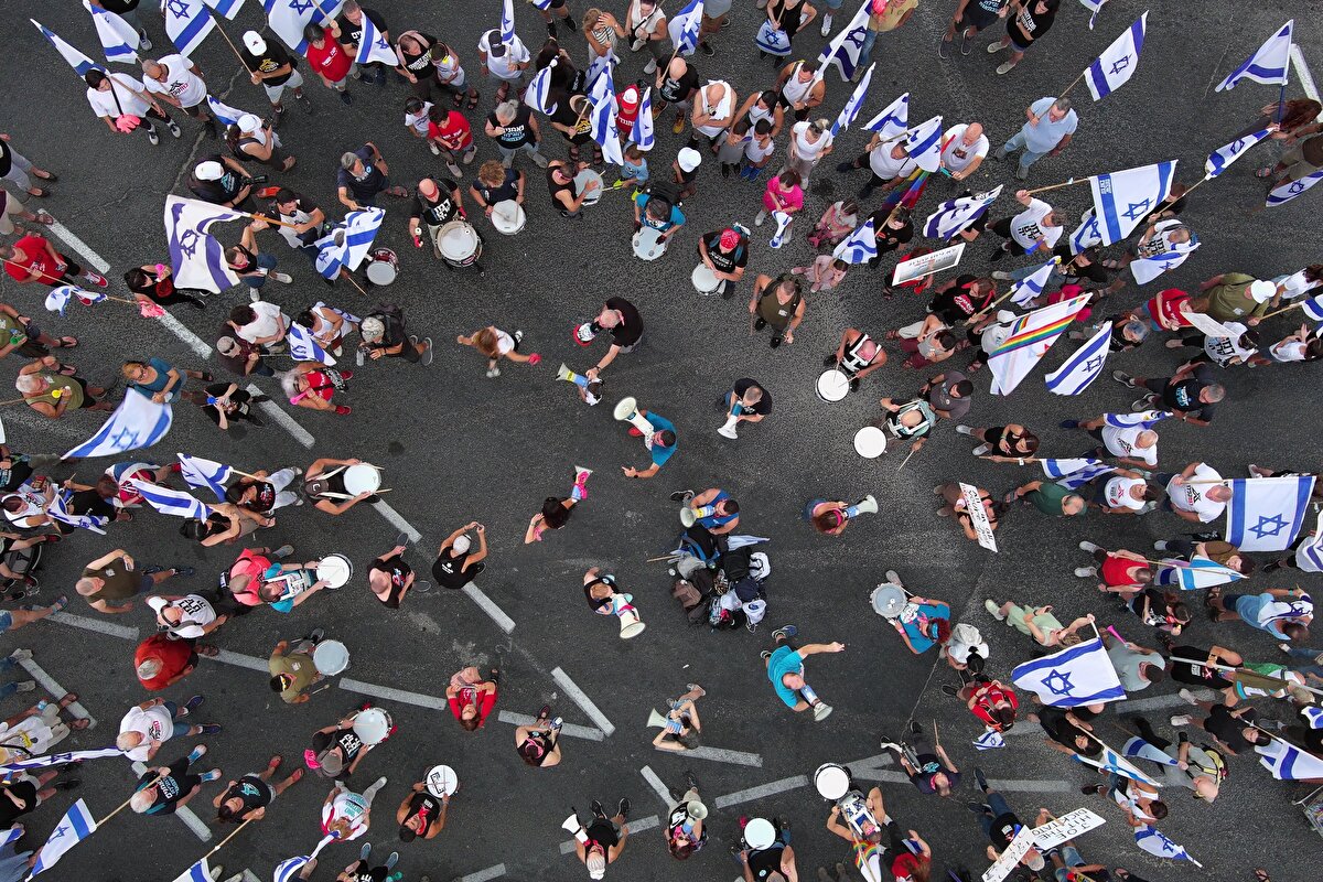 Gösterilerin yapıldığı alana birkaç kilometre mesafedeki Montefiore Caddesi’nde yaşanan saldırıda, bir İsrailli güvenlik görevlisi ile saldırıyı düzenleyen bir Filistinli hayatını kaybetti.<br><br>