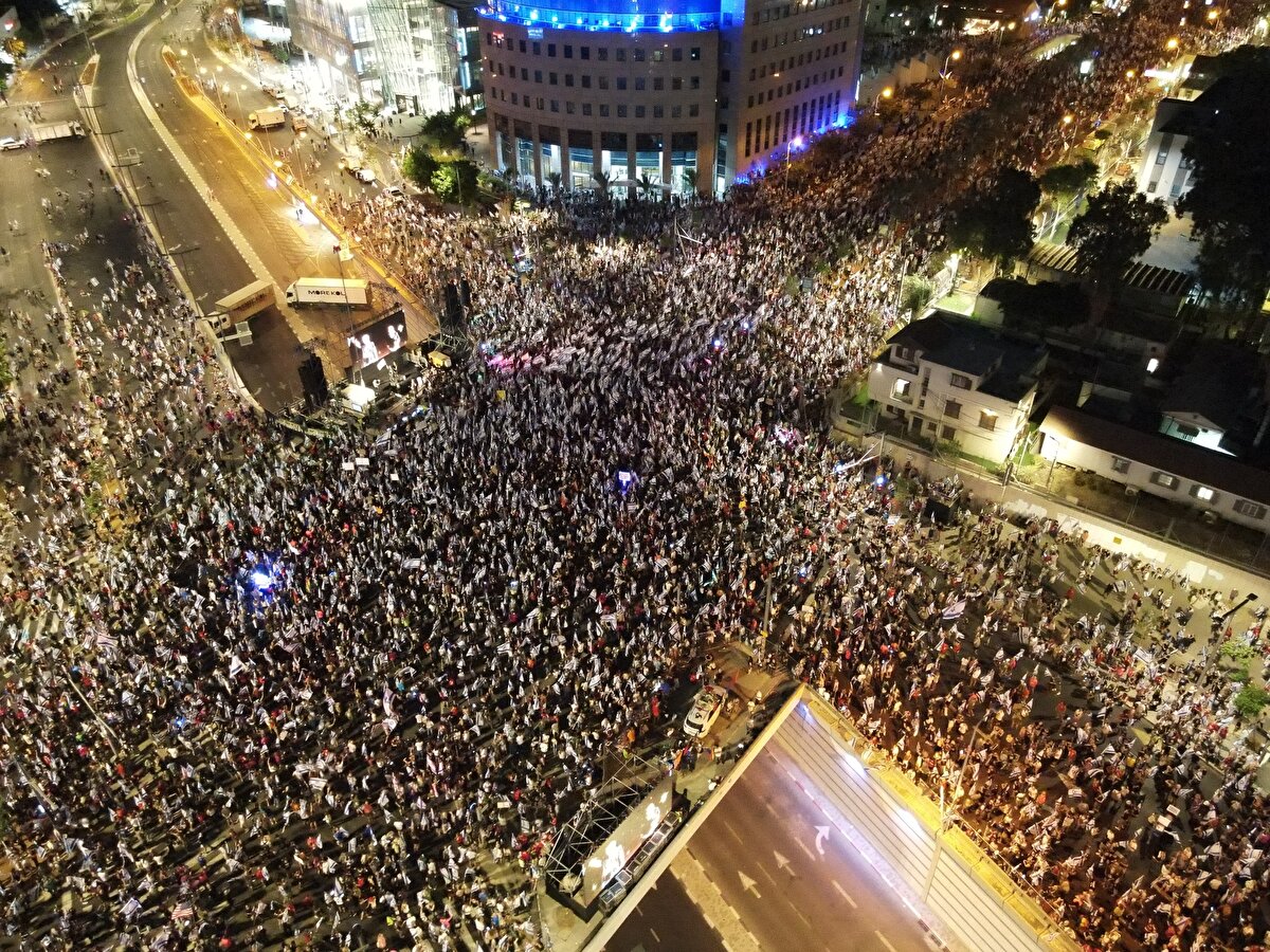 İsrail polisi ve protesto liderleri, silahlı saldırıya rağmen protestoların güvenli bir şekilde süreceğini açıkladı.<br><br>
