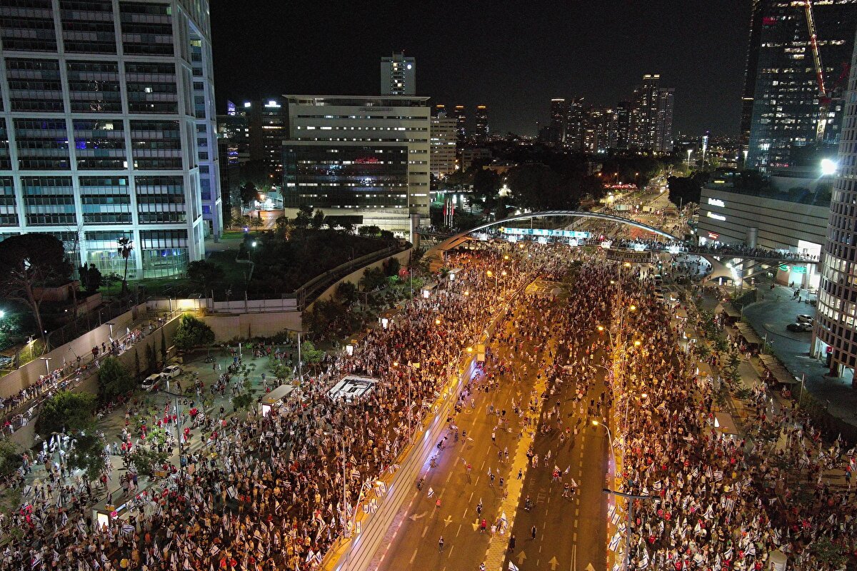 İsrail'de siyaset, ordu, güvenlik, ekonomi ve yargıda üst düzey görevlerde bulunmuş isimler, hükûmetin yargı düzenlemesine karşı olduklarını açıklamıştı.<br><br>