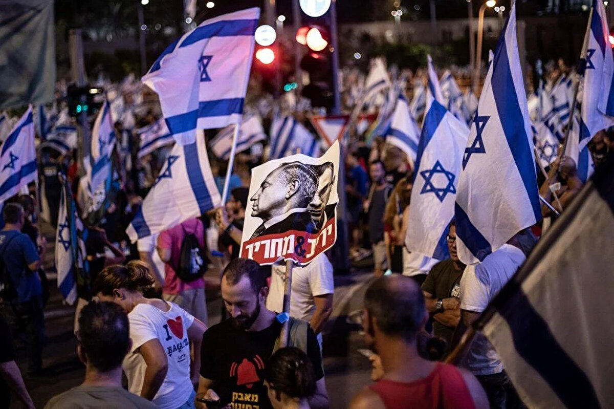 Başbakan Netanyahu, 27 Mart'ta, ülke çapında giderek artan kitlesel protestolara ve grevlere neden olan yargı düzenlemesini ertelediğini açıklamış ancak 2023-2024 bütçesinin mayıs sonunda Meclis'ten geçmesinin ardından yargı düzenlemesini tekrar gündeme getireceklerini duyurmuştu.<br><br>