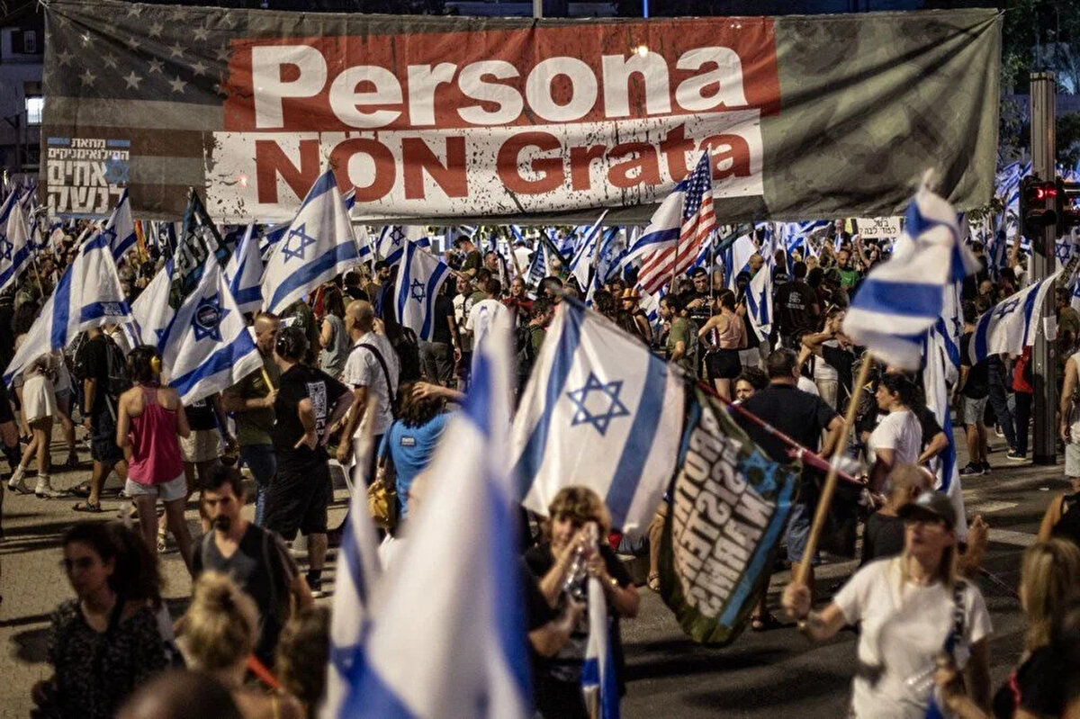 Göstericiler burada, Netanyahu’ya atfen, "Onun yüzünden her şey yanıyor" yazılı bir pankart taşıdı.<br><br>