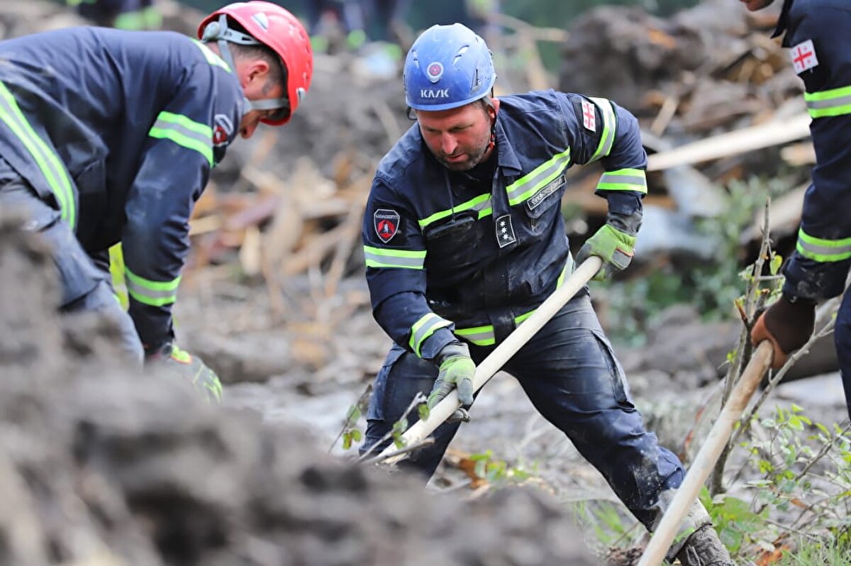 Çalışmalarda acil durum yönetimi itfaiyecileri, polis birimleri, İHA'lar, özel ekipmanlar ve bir sınır polisi helikopteri yer alıyor. 