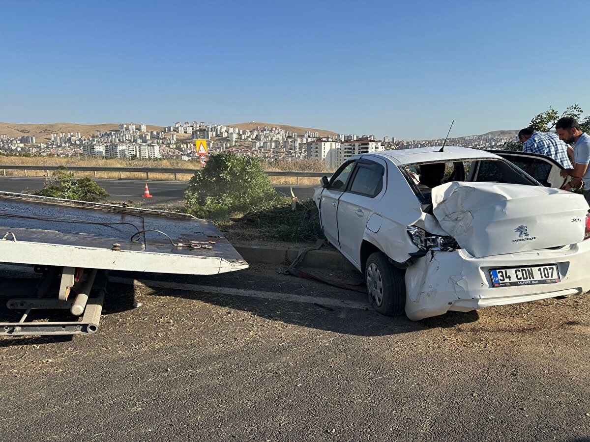 Ters dönen otomobildeki sürücü M.K., eşi F.K. ve çocukları Y.K. (10) ile E.K. (8) yaralandı. 