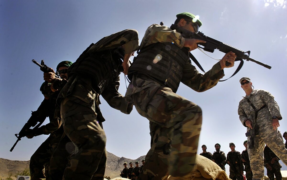 BAKAYALARIN BAŞVURULARI SADECE ŞUBELERDEN ALINACAK<br>Yoklama kaçağı, saklı veya bakaya olmayanlar e-devlet veya askerlik şubeleri üzerinden başvuru yapabilecek. Kaçak, saklı ve bakayaların ise başvuruları sadece askerlik şubelerinden alınacak. Kura sonucunda bedelli askerliğe seçilmeyenler, iki aylık süre içinde ödeme yapmayanlar ile kura veya sınıflandırma öncesi vazgeçenler müracaat şartlarını sağlamaları halinde bedelli askerliğe yeniden müracaat edebilecek. Her başvuruda kanuna göre yeniden hesaplanan bedel miktarı peşin olarak ödenecek, ödenecek bedel tutarı önceki ödemelerinden mahsup edilemeyecek. Kura veya sınıflandırma işlemini müteakip bedelli askerlikten yararlanma hakkı elde edip de bu haktan vazgeçenlere yeni bir müracaat hakkı verilmeyecek.