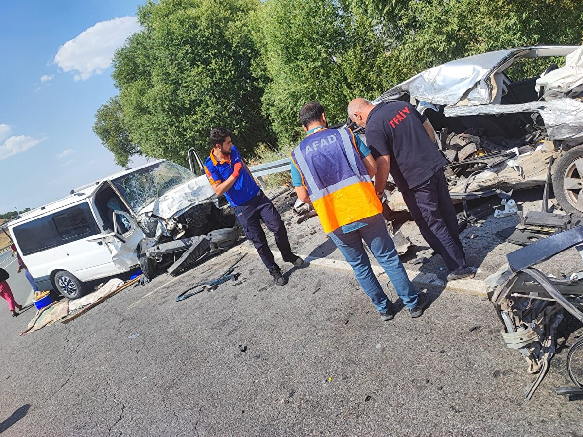 Ekiplerce araçtan çıkartılan yaralılar, Bitlis Devlet Hastanesi'ne kaldırıldı.