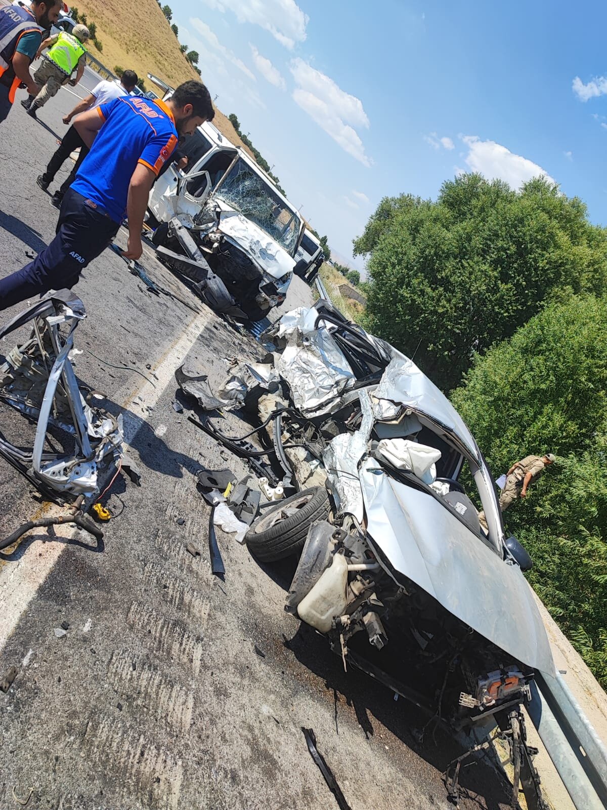 Sürücüsünün ismi öğrenilmeyen 76 AAD 970 plakalı otomobil ile karşı yönden gelen minibüs kafa kafaya çarpıştı.