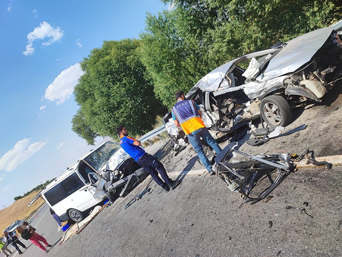 Kazada 1'i ağır 5 kişi yaralandı. İhbarla olay yerine AFAD, UMKE, İtfaiye ve sağlık ekipleri sevk edildi.