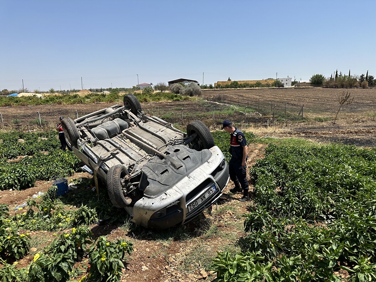 Kazada yaralanan sürücü ile araçtaki 4 kişi, ambulanslarla Kahta Devlet Hastanesi'ne kaldırıldı.