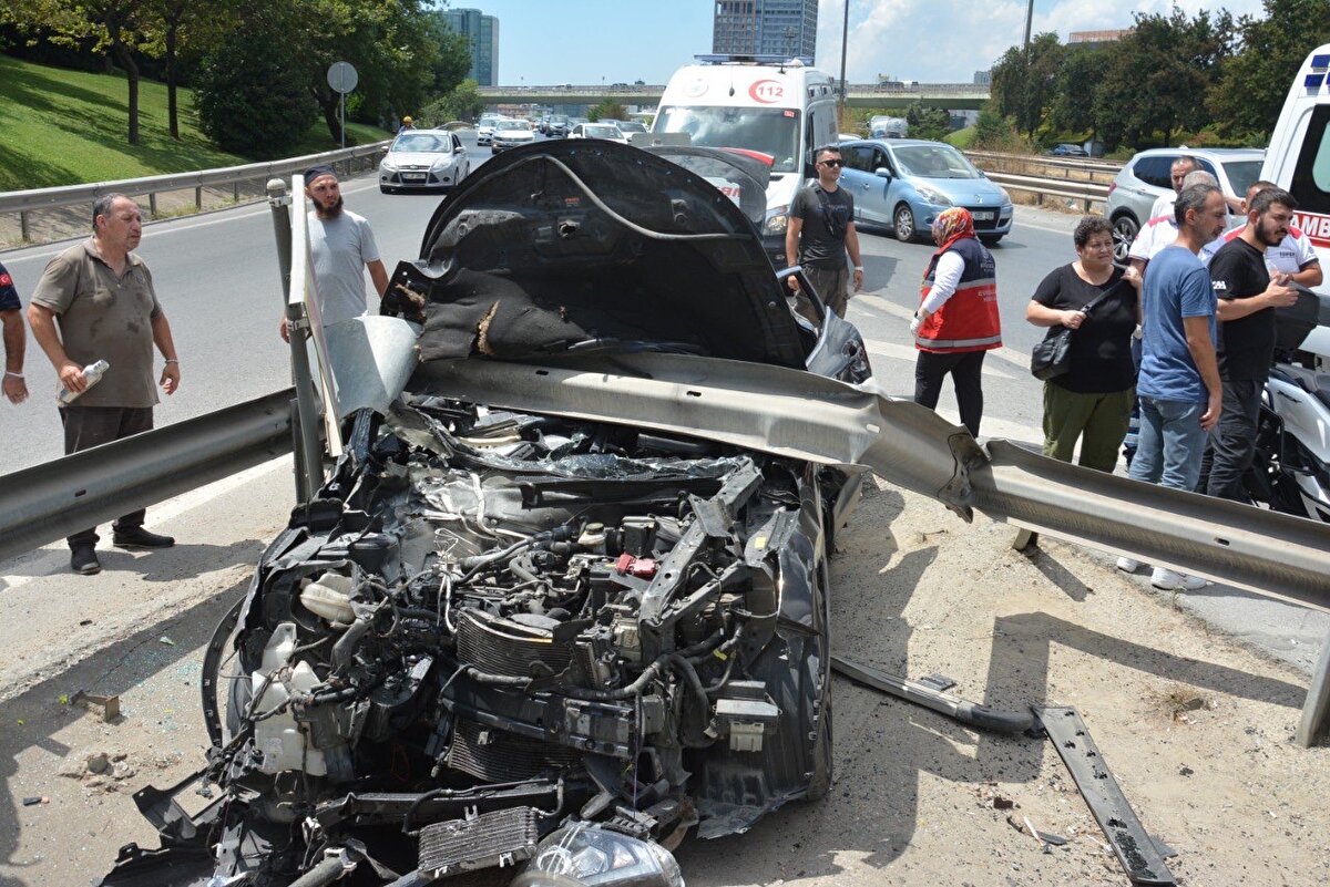 Cip sürücüsü ve yolcu kadın yaralandı. Kazayı gören vatandaşların ihbarı üzerine olay yerine itfaiye, sağlık ve polis ekipleri sevk edildi.