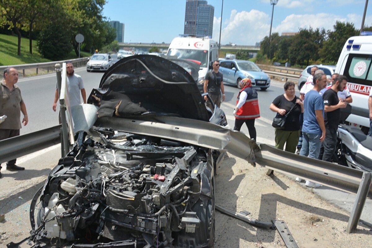 Bariyerlere saplanan araç içerisinde sıkışan kadın, itfaiye ekipleri tarafından çıkarıldı.