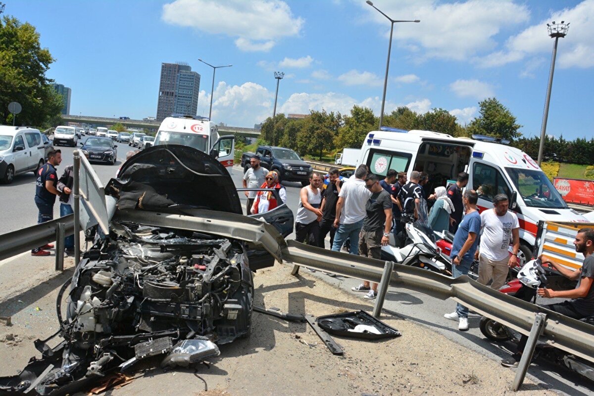 İddiaya göre 34 RM 1558 plakalı cip sürücüsünün direksiyon hakimiyetini kaybetmesi üzerine kontrolden çıkarak bariyerlere çarptı.