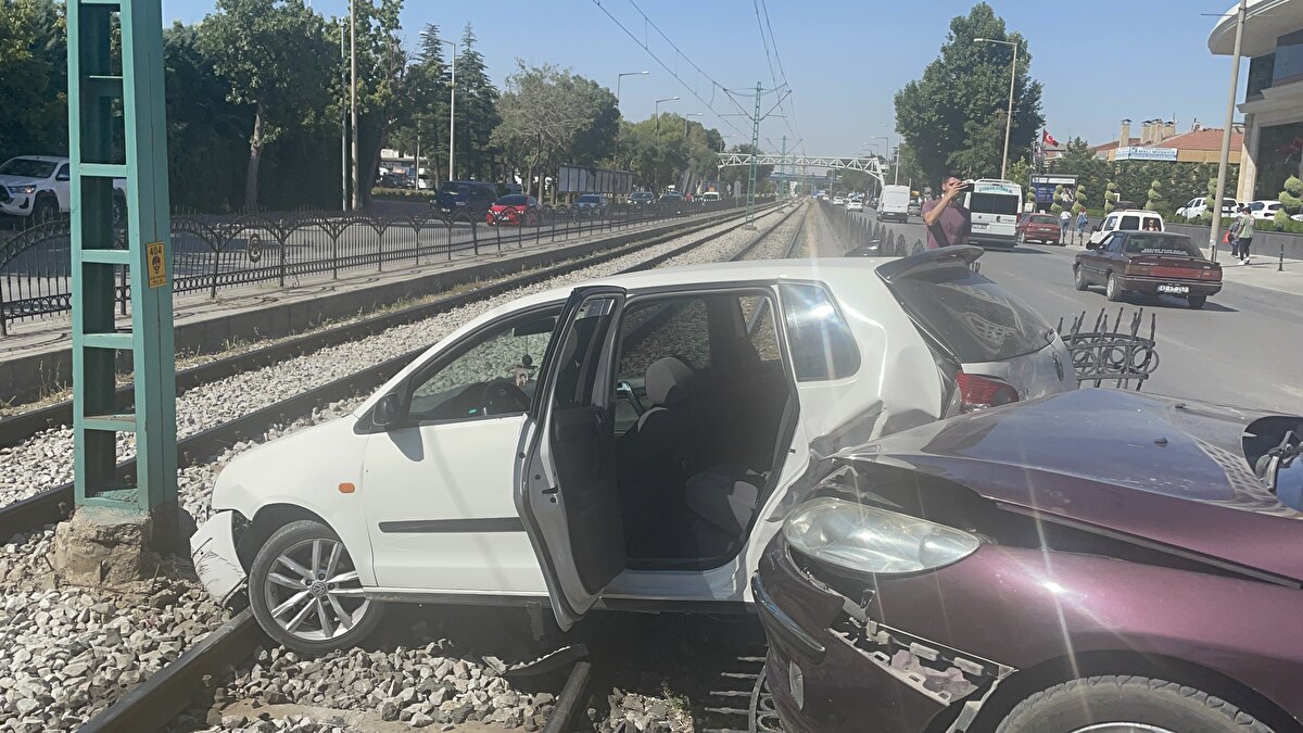Yaralanan 2 kişi, ambulanslarla Konya Şehir Hastanesi'ne kaldırıldı. İhbar üzerine olay yerine 112 Acil Servis ve polis ekipleri sevk edildi. Kaza nedeniyle tramvay seferleri bir süre aksarken polis ekipleri trafik akışını kontrollü bir şekilde sağladı.