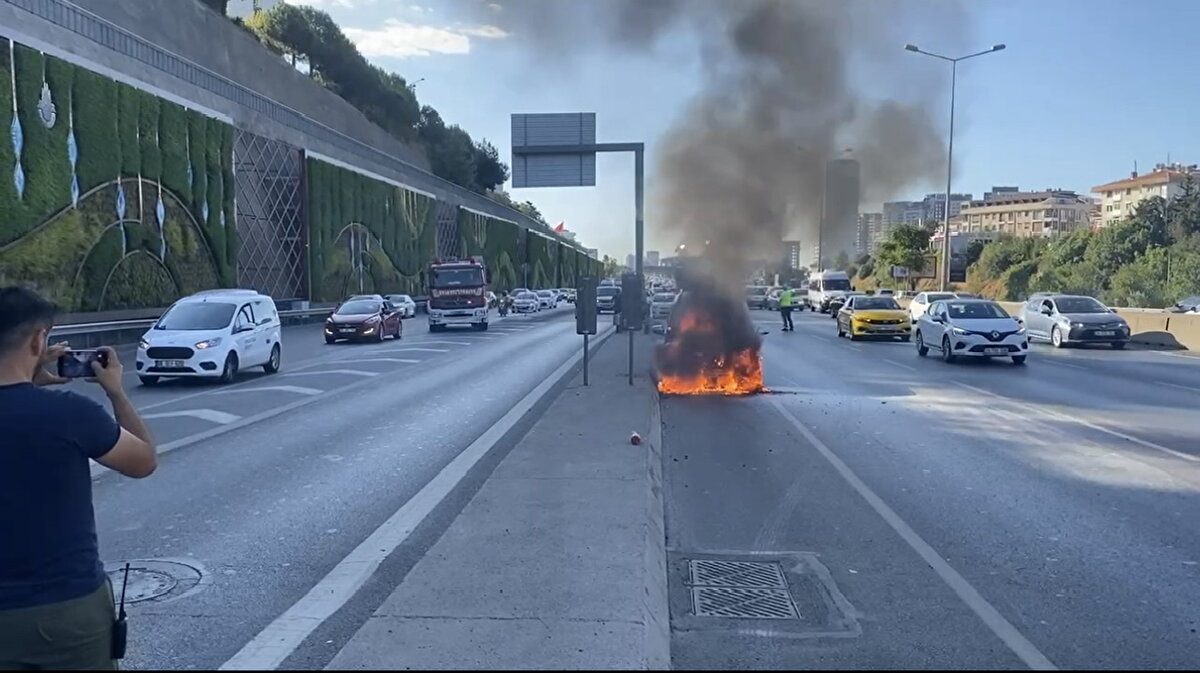 Vatandaşların ihbarı üzerine olay yerine itfaiye ekipleri sevk edildi. 