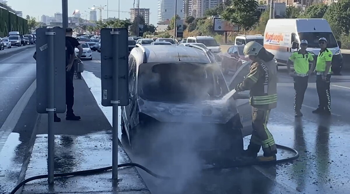 Yangın nedeniyle D-100 karayolu Kadıköy istikametinde trafik yoğunluğu oluştu.  