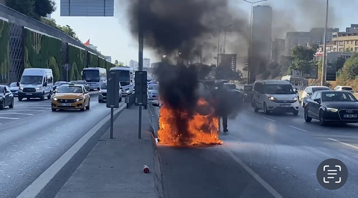 Sürücüsünün emniyet şeridine çektiği araç yanmaya başladı. 