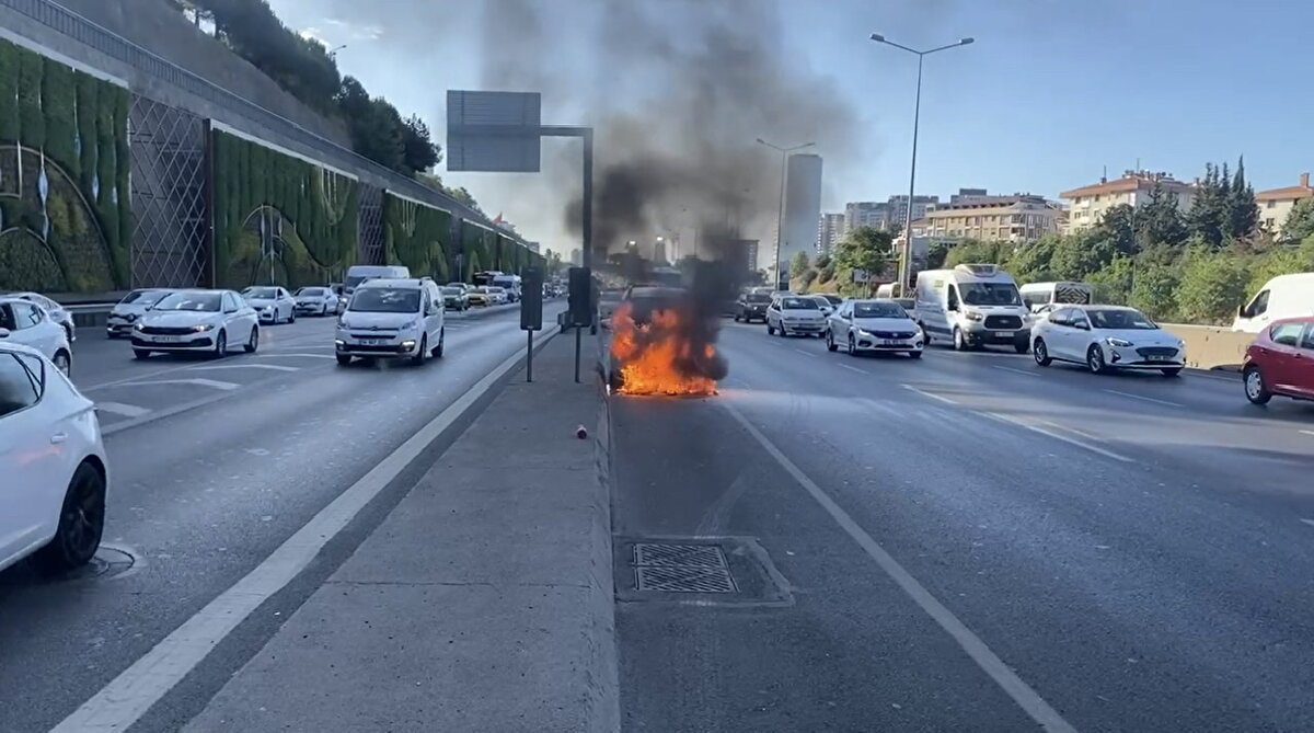 İddiaya göre, Kadıköy istikametinde seyir halinde olan 34 PH 7195 plakalı hafif ticari aracın motor kısmı alev aldı. 