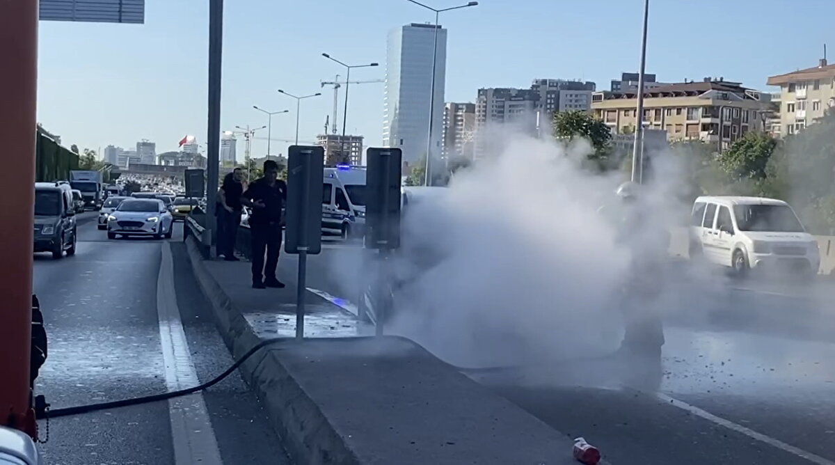 İtfaiye ekipleri araçtaki yangını kısa sürede söndürdü. 