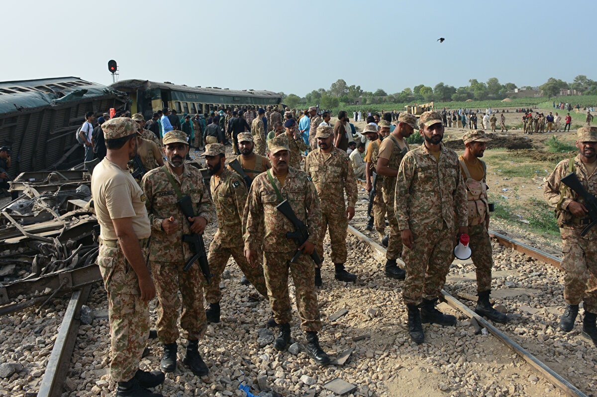Üst düzey demir yolu yetkililerinden Mohsin Sayal, olay yerine tamir trenlerinin sevk edilmesi nedeniyle ana demir yolu hattında tren seferlerinin askıya alındığını, tren yolcuları için alternatif seyahat düzenlemeleri ve tıbbi bakım sağlanacağını kaydetti.<br><br>