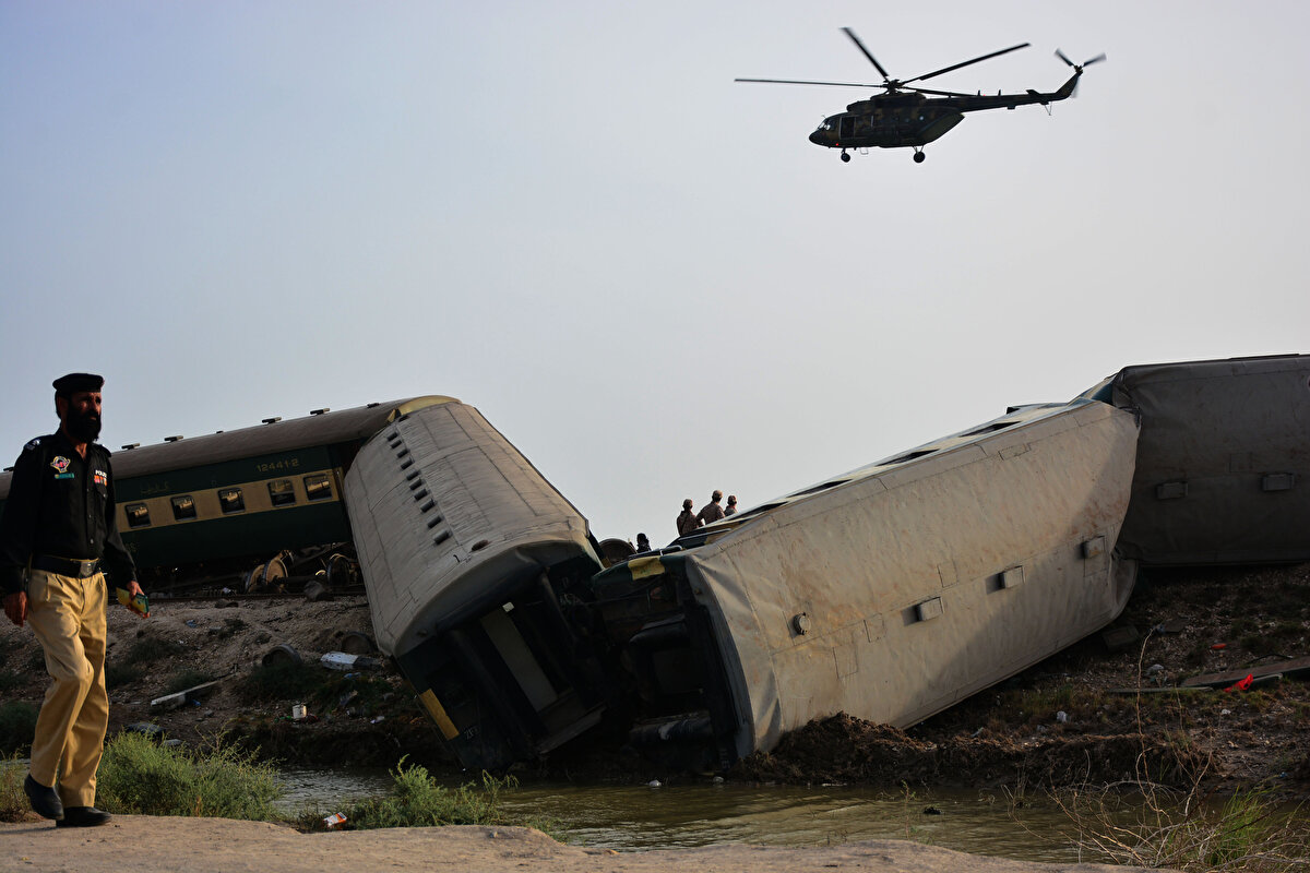 Pakistan Başbakanı Şahbaz Şerif, Pencap eyaletinde katıldığı programda yaptığı açıklamada, tren kazasında yaşamını yitirenlere Allah'tan rahmet dileyerek, "Hepimiz dua ediyoruz, Allah hayatını kaybedenlerin mekanını cennet etsin, yaralılara acil şifalar diliyorum." ifadesini kullandı.<br><br>
