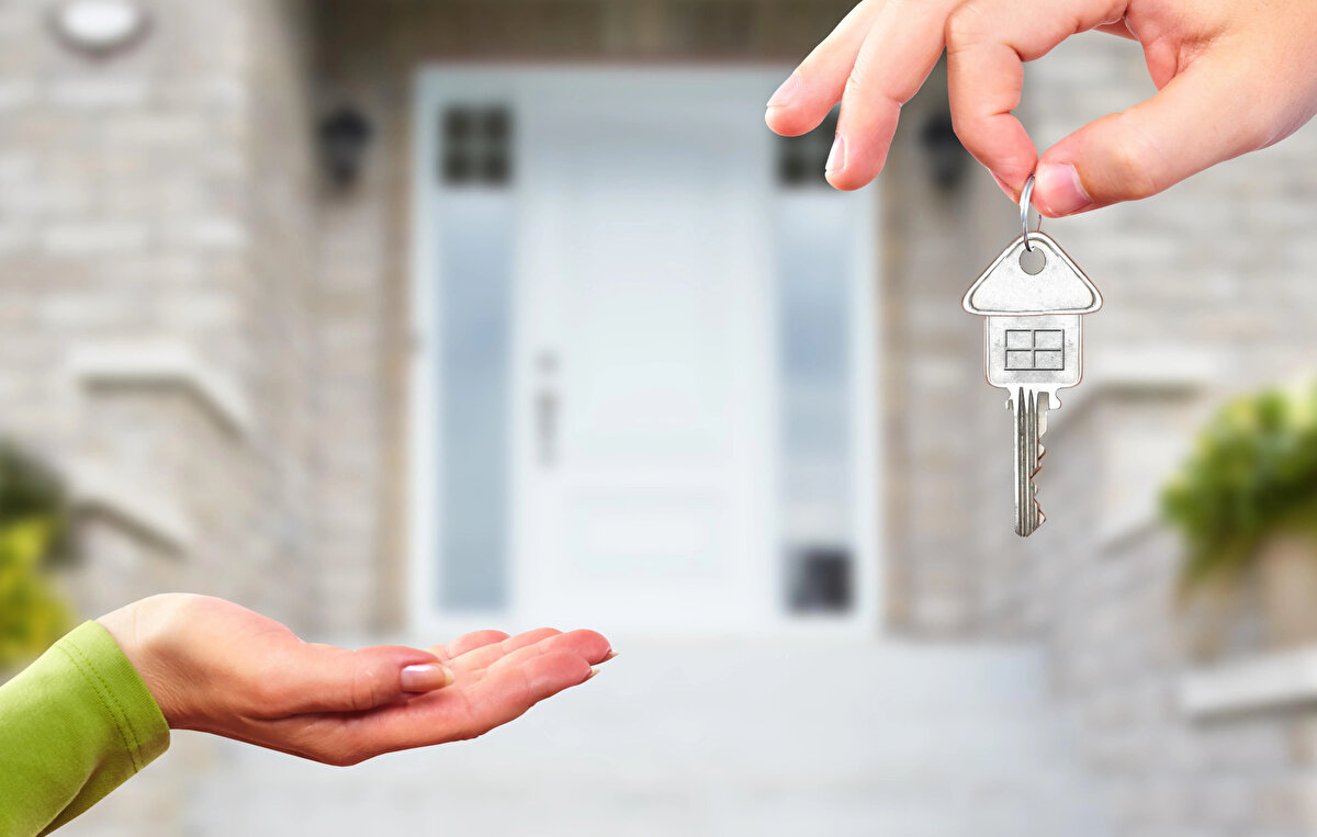 'HAVA PARASI TEKLİF ETMEYE BAŞLADILAR'<br><br>Ali K.'nin avukatı Selim Ünal, vekilliğini yaptığı Ali K.'nın 4 yıldır kirada oturduğunu söyleyerek, "Ev sahipleri kiracılarını çıkarabilmek için artık 'hava parası' teklif etmeye başladılar. Bizi arayan emlakçı arkadaş, bizim vekilliğini yaptığımız kiracımızın eviyle alakalı bir teklifte bulundu ve 'Bizim bu evimiz 4 milyon lira değerinde. Ancak içinde kiracı olduğu için evi 3 milyon liraya satamıyoruz. Çıkarsanız size 200 bin lira hava parası verelim' dedi. Kiracım da emekli olduğu ve oturduğu fiyata yeni bir ev bulamayacağı için teklifi reddetti" dedi.<br><br>Son 1 yıldır bu sorunun devam ettiğini belirten Ünal, "Kiracıların da yapabileceği bir şey yok. Hakları neyse sonuna kadar savunmak istiyorlar. Ev sahibi şu an dava açsa bile kazanma ihtimali yok. 5 yıl boyunca aynı yasal sınırlar içerisinde kirasını alacak, ardından 5 yıl dolduktan sonra yine tahliye edemez. Sadece miktarın güncellenmesini isteyecek. 5 yıl dolduktan sonra çevredeki kira fiyatlarının emsalleri neyse o miktar üzerinden yapılabilir. Ama bunu da kendi aralarında çözmeleri mümkün olmuyor. Daha sonra ev sahipleri dava açıyor. Ardından mahkeme yüzde 25-30 arasında takdir indirimi yaparak, örneğin 20 bin liraysa kiralar 14-15 bin lira oluyor. Ev sahipleri ve kiracılar arasında ciddi sorunlar oluyor. Bunun artık bir çözüme ulaşması gerekiyor. Bu nedenle buna devletin el atması gerekiyor. Kiracı diyor ki; 'Ben yasal sınır neyse kiramı arttırıyorum. 5 yıl boyunca devletin belirlediği oran neyse ben o oranı arttırıp oturabilirim' diyor. Ev sahibi de diyor ki; 'Emsalleri 20 bin lira olmuş. Ben 2 bin liraya o kişiyi nasıl oturtabilirim?' diyor. Bu nedenle ev sahibi ve kiracı sorunu başka bir boyuta geçmeye başladı" dedi.<br><br>'KİRACI OLDUĞU İÇİN KİMSE ALMAK İSTEMİYOR'<br><br>Fatma Ş.'nin emlakçısı Merve A. da müvekkilinin evi satmak istediğini; ancak kiracı olduğu için kimsenin almadığını söyleyerek, "Fatma Hanım bize gelerek, evini satmak istediğini söyledi. Ancak evinde 4 yıldır oturan kiracısı varmış. O yüzden evi kimse almak istemiyor. Almak isteyen de değerinin altında teklif veriyor. Fatma Hanım kiracıya çıkması için 200 bin lira teklifte bulundu. Oturdukları yerde kiralar 15-20 bin lira arasında. Ev sahibi de ne yapacağını bilmiyor. İçinde kiracı varken evi değerinde satmak da pek mümkün görünmüyor" diye konuştu.