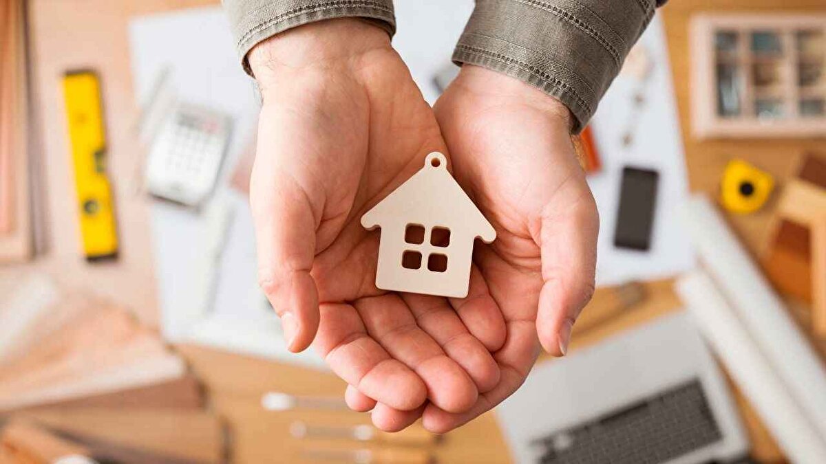 KISA SÜRELİ SÖZLEŞME ŞARTI<br><br>İzmir'de 6 yıl önce ikinci kattan düştüğü için yürüyemeyen, yemek yiyemeyen, konuşamayan, yoğun fizik tedavi ve rehabilitasyon desteği alan Feride Sıla Özcan'ın (9) annesi Başak Özcan da 22 gündür kiralık ev aradıklarını belirtti. Kiralık ev ilanı bulmanın zorlaştığını, bulduklarını da ev sahibinin kriterleri nedeniyle tutamadıklarını söyleyen Özcan, "Menderes'te oturuyorduk, kızımın özel durumuna uygun bir evimiz vardı. Ev sahibi, evini satacağını söyleyip, bizi mart ayında çıkardı. Osmangazi'de bir eve taşındık ancak 3 ay oturabildik. Nemli bir ortam vardı, kızımın sağlığı için elverişli değildi. Feride'nin ciğerlerinde hırıltı başladı. Evi boşalttık ve 22 gündür bir arkadaşımızın evinde kalıyoruz" dedi.<br><br>