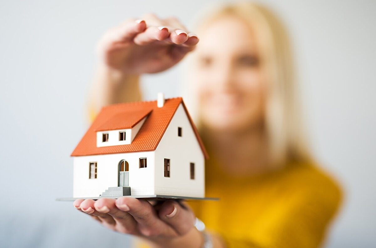 'UZUN SÜRE OTURABİLECEĞİMİZ BİR EV ARIYORUZ'<br><br>Her yıl ev değiştirmek istemediklerini anlatan Özcan, Feride'nin duvara monte aynası, yürüteci ve tavana asılı salıncağını kullanabilecekleri bir eve ihtiyacı olduklarını belirterek, "Birçok ev sahibi öğrenciye ev veriyor ya da kısa sürede sözleşme yapmak istiyorlar. 6 ay ya da 1 yıllık kira bedelini toplu isteyenler var. Emlakçılar da ev sahiplerinin öğrenciye kiraya vereceğini, yapacakları bir şey olmadığını söylüyor. Kiralık ilanı bulmak zorlaştı. Bir ev bulup randevulaşıyoruz, gidene kadar hemen tutuluyor. Hem ekonomik durumumuz hem kızımın sağlığı her yıl bir ev değiştirmemize izin vermiyor. Doğal gaz, elektrik abonelik açma-kapama, nakliye hepsi masraf. Feride'nin evdeki terapileri aksadı. Uzun süre oturabileceğimiz bir ev arıyoruz. Maalesef ya kısa süreli sözleşme yapıyorlar ya da 'Öğrenciye vereceğiz' deyip, konuyu kapatıyorlar" diye konuştu