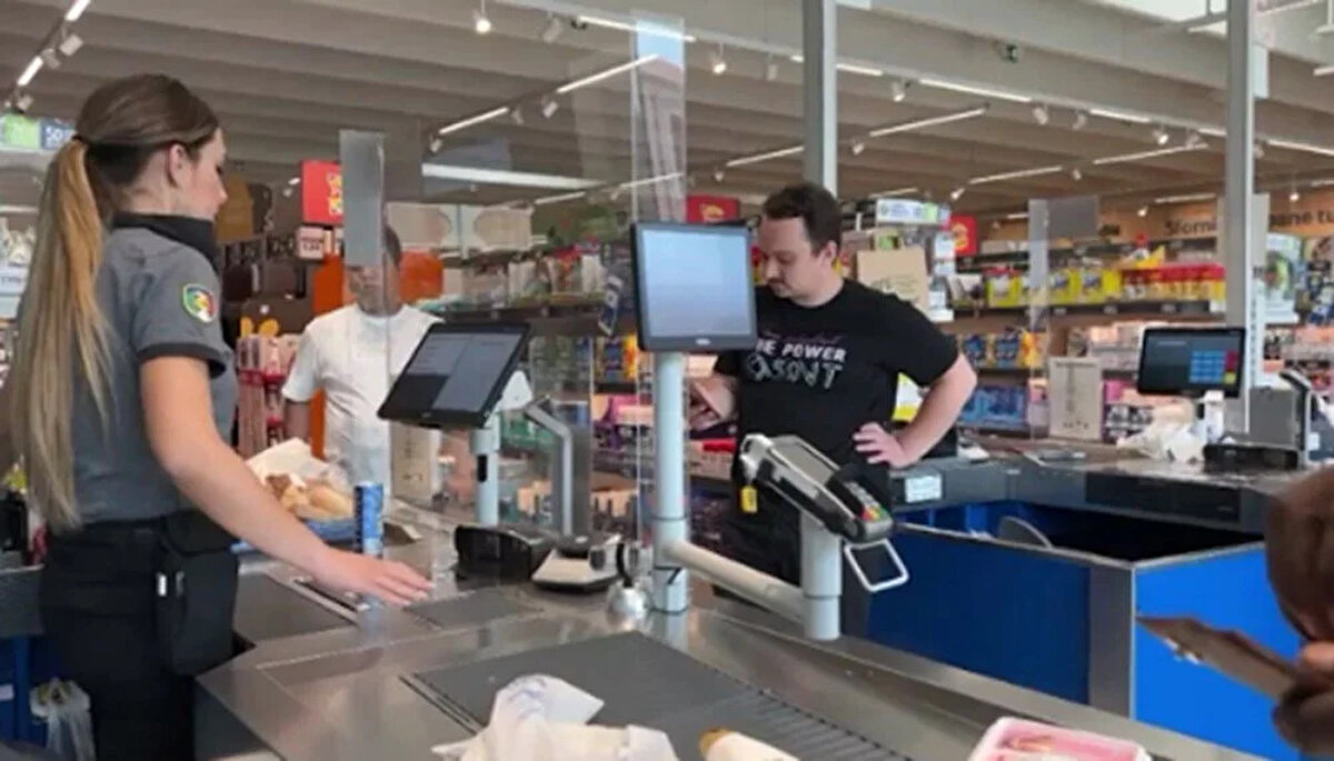 "ARTIK YANIMDA CÜZDAN TAŞIMIYORUM"<br>Confetti, "Temassız çip teknolojisi ödemelerde devrim niteliğinde. Artık yanımda kimlik, cüzdan ya da kredi kartı taşımıyorum." diye konuştu.