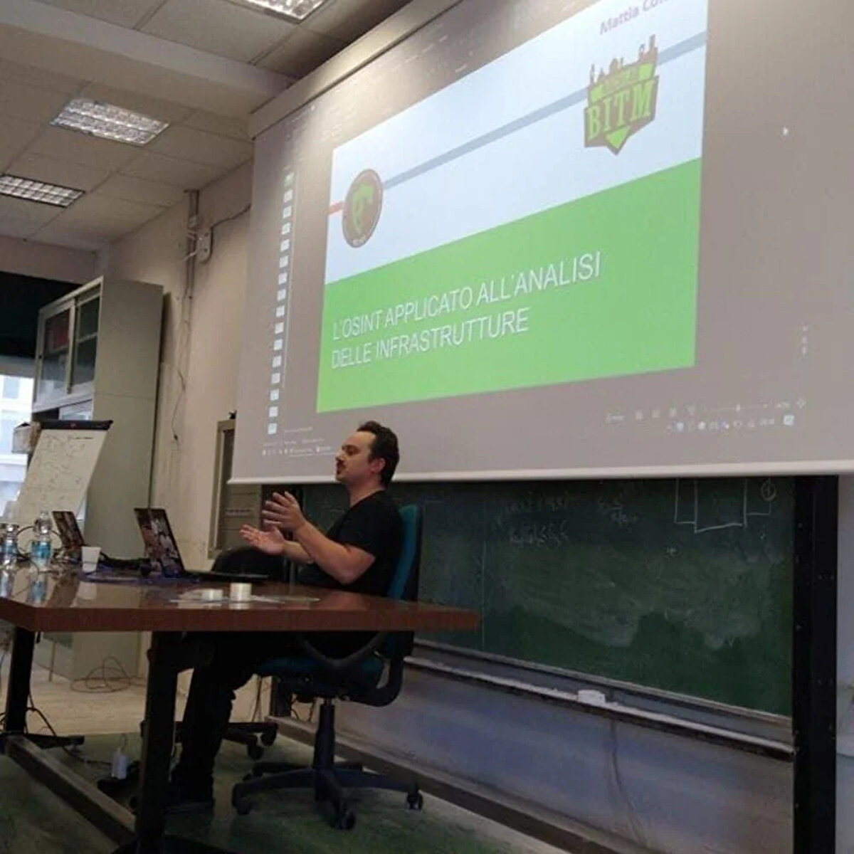 Confetti, "Bu mikroçipler mesala Elon Musk'ın neuralink beyin çipi gibi sistemlerle iletişim sağlayabilir. Beyin fonksiyonlarını yakından inceleyip, gizemlerini çözebiliriz.<br><br>