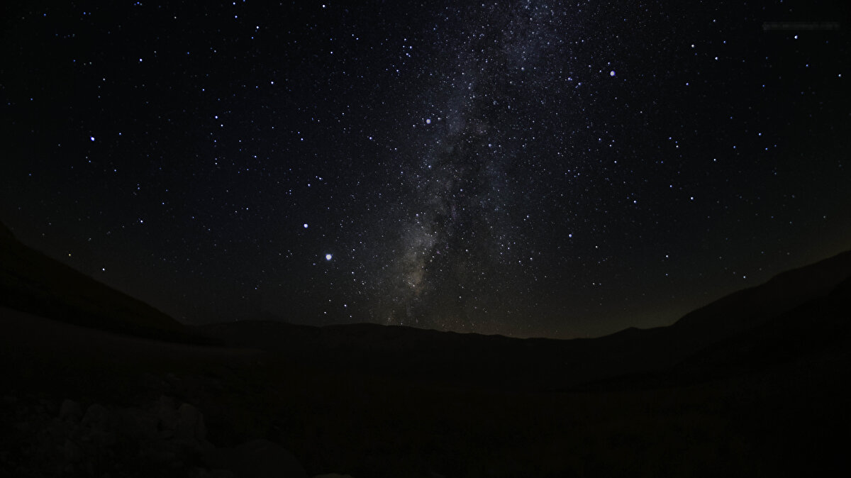 MERAKLILAR YÜKSEK DAĞLARA ÇIKIYOR<br><br>Perseid gök taşı yağmurunu izlemek için birçok meraklı da bu dönemde şehir ışıklarından uzak alanlarda hem fotoğraf çekimi hem de çıplak gözle bu şöleni seyredebilmek için programlar hazırladı. Antalya'da doğa yürüyüş grubu Patika, 5 Ağustos Cumartesi 21.00'den 03.00'e kadar Orta Beydağları kuşağında, 1600-1700 rakımda hem gece yürüyüşü yaptı hem de Perseid meteorlarını gözlemledi.