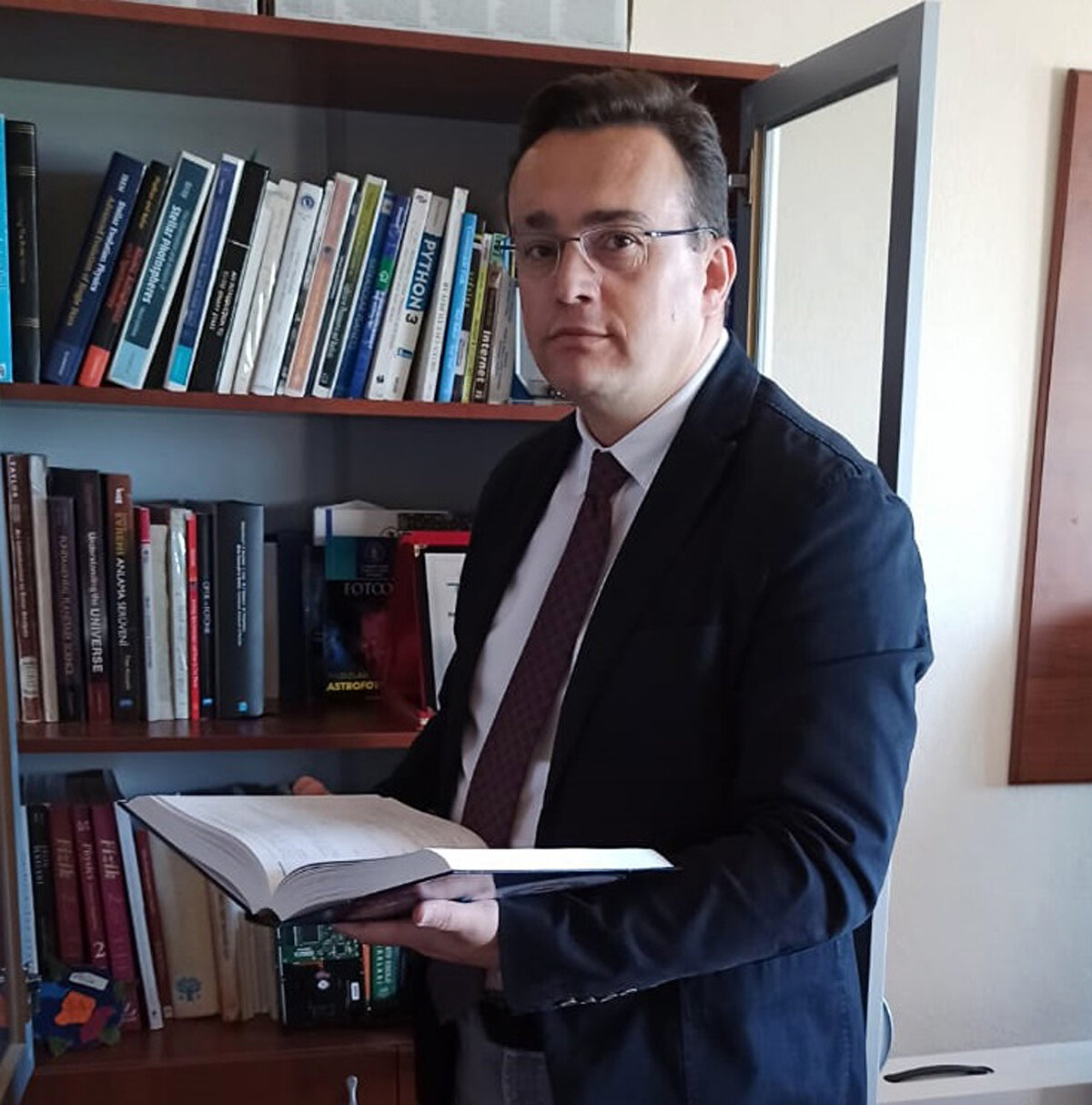 O GECE AY IŞIĞI OLMAYACAK<br><br>Meteor yağmurunun en yoğun olacağı ve saatte 60-100 arası ışık izinin gözlenebileceği tarihin 12-13 Ağustos gecesi olacağı kaydedilen yıllıkta, şöyle denildi:<br><br>"Bu tarihte Ay'ın Türkiye saati ile yaklaşık 03.00'te doğması ve sadece yüzde 10'luk bölümünün aydınlık görünecek olması, etkileyici bir yağmur izleme olasılığını artırıyor. Perseidler, parlaklıkları eksi 3 kadire ulaşan ve ateş topları olarak da adlandırılan daha büyük ışık izleri de oluşturabiliyor. Bu yağmurda meteorların Yer atmosferine giriş hızları saniyede yaklaşık 59 kilometre civarında olacak. Perseidleri gözlemek için Türkiye saati ile 00.00 ile 04.00'te, yapay ışıklardan uzak bir bölgede, gözlerimizi gök kubbeye çevirerek sahneye odaklanmak yeterli olacaktır."<br><br>