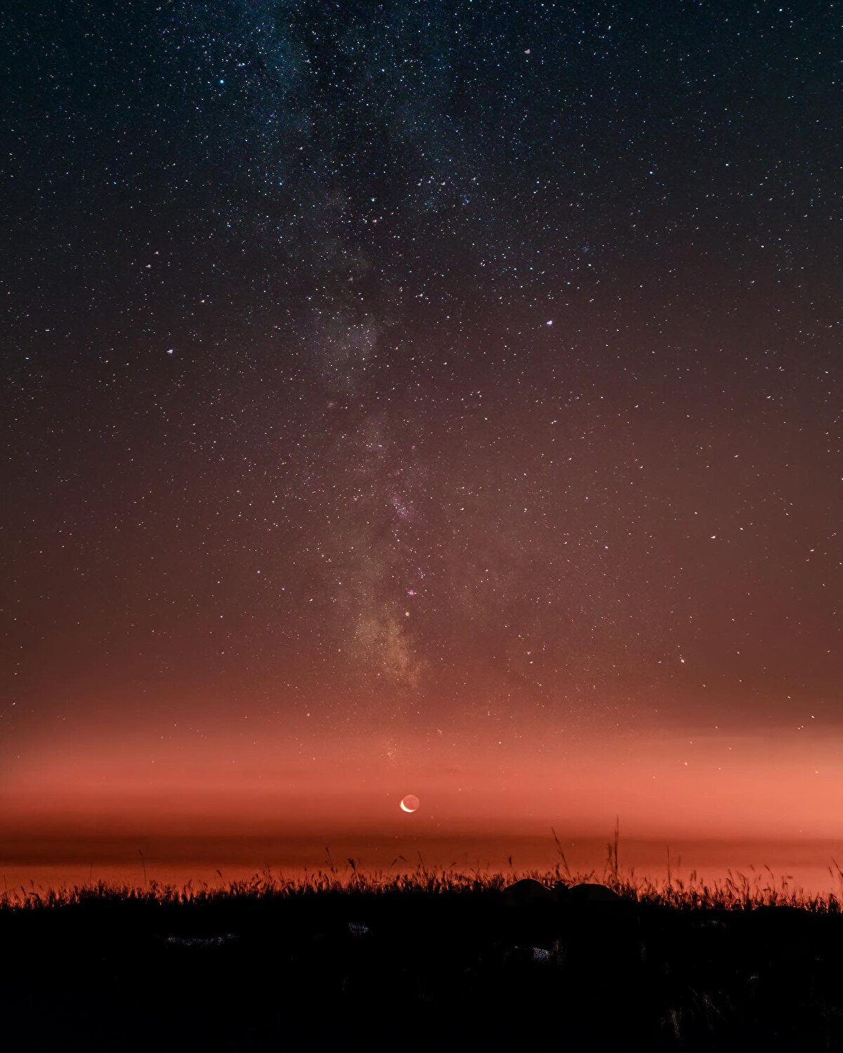 GÖK TAŞLARI TARİHÇELENDİRİLDİ<br><br>TUG'un 2022 Gök Olayları Yıllığı'nı hazırlayan Prof. Dr. Faruk Soydugan ve Başuzman Dr. Tuncay Özışık, bu yılki sayıya özel, meteorları ilk kez tarihçelendirdi. Yıllıkta Perseid gök taşı yağmuru şöyle anlatıldı:<br>"Perseid yağmuru kuzey kürede gözlenen en yoğun ve etkileyici doğal ışık gösterilerinden biridir. Meteor yağmuru, çekirdeği 26 kilometre çapa sahip 109PSwift-Tuttle Kuyruklu Yıldızı'ndan ayrılan çok sayıda irili ufaklı kayaç ve toz parçasının Yer'in çekim etkisiyle atmosfere girmesi sonucu meydana geliyor.