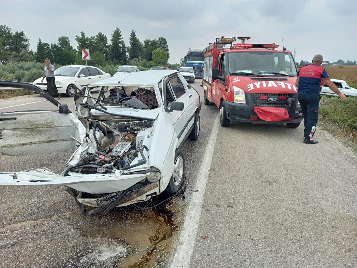 Yaralanan sürücüler ve araçlarda yolcu olarak bulunan 4 kişi, ambulanslarla Kadirli Devlet Hastanesine kaldırıldı.<br><br><br>
